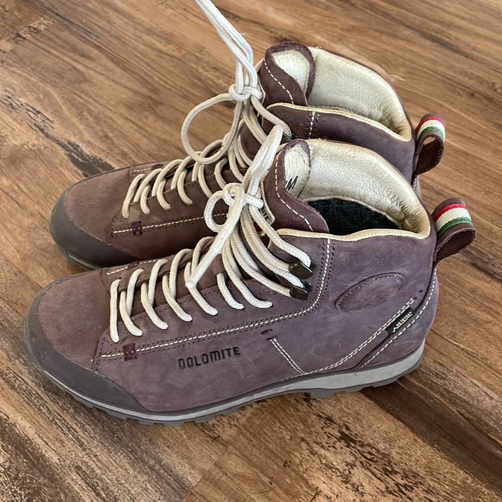 women’s size 7 Dolomite Hiking Boots